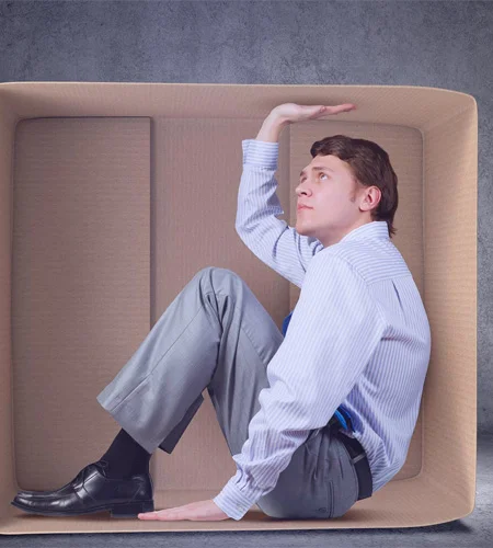 Мужчина в тесном пространстве