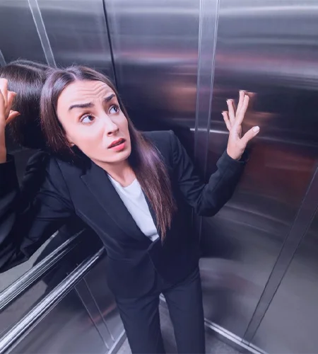 Женщина паникует в лифте